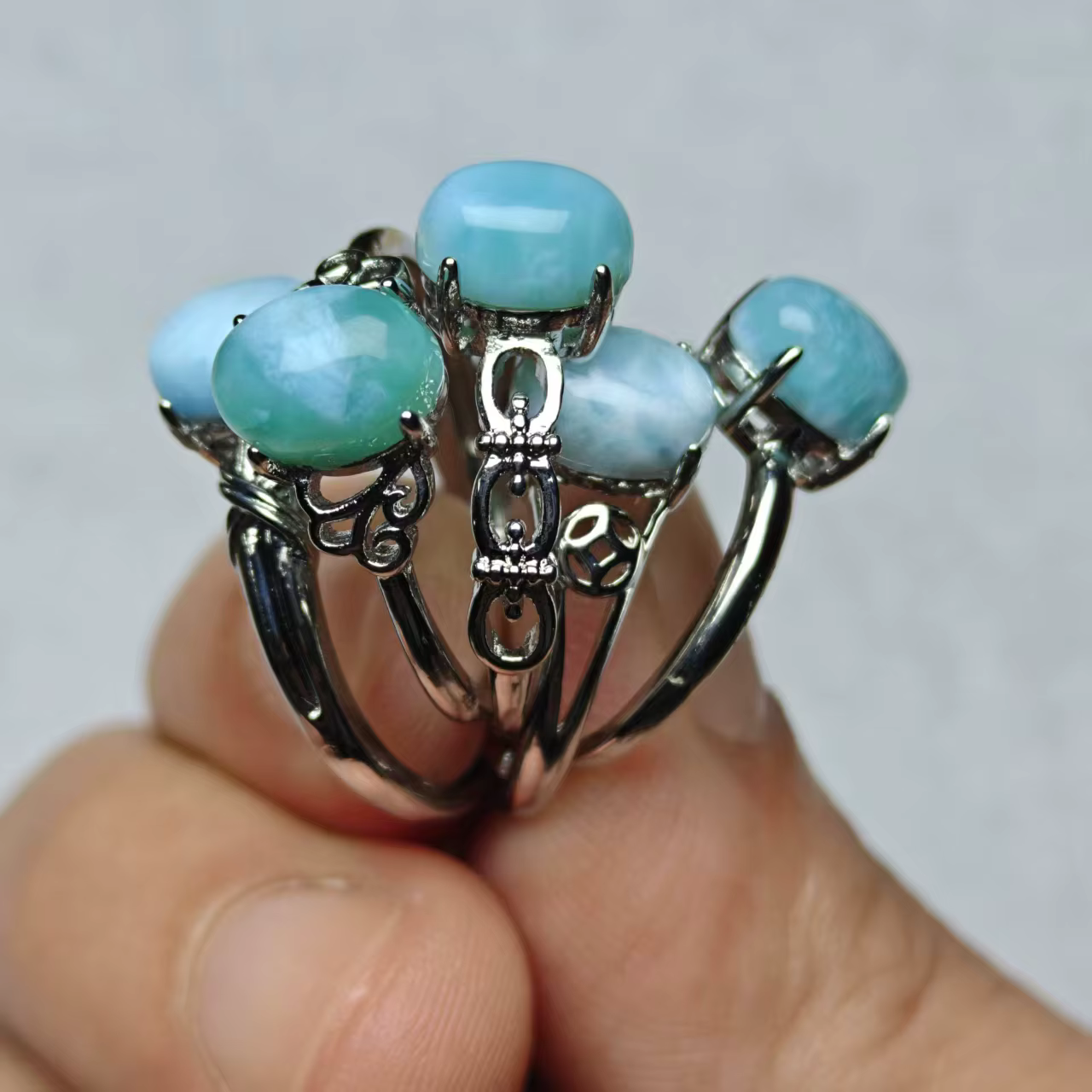 Bague Larimar dominicaine naturelle, avec une vaste expansion de bleu, simple et élégante, bague bij