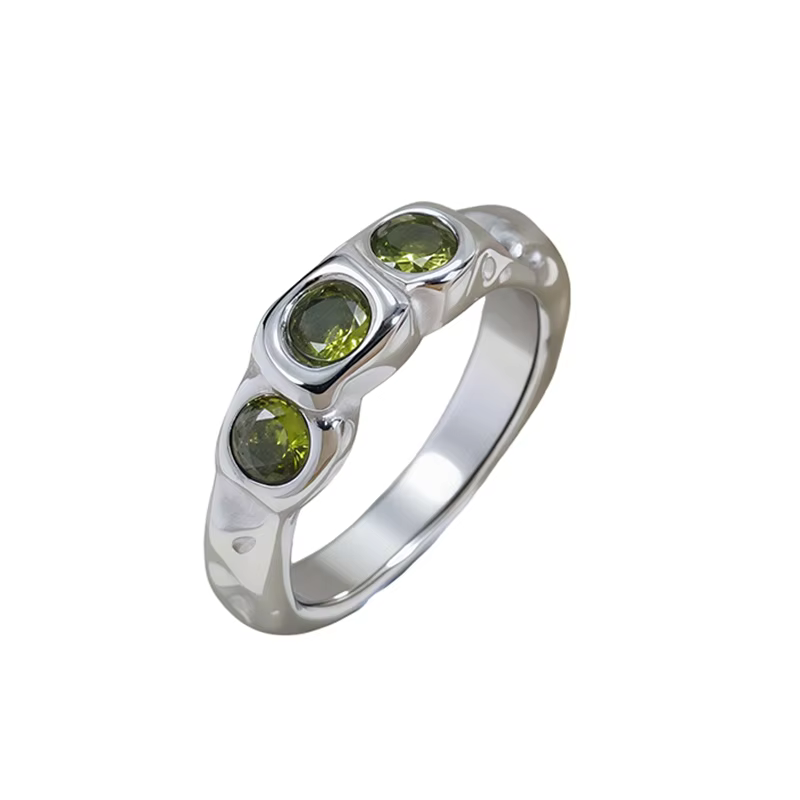 Bague en or massif avec pierres vertes péridot, forme organique irrégulière, bague statement, bande 