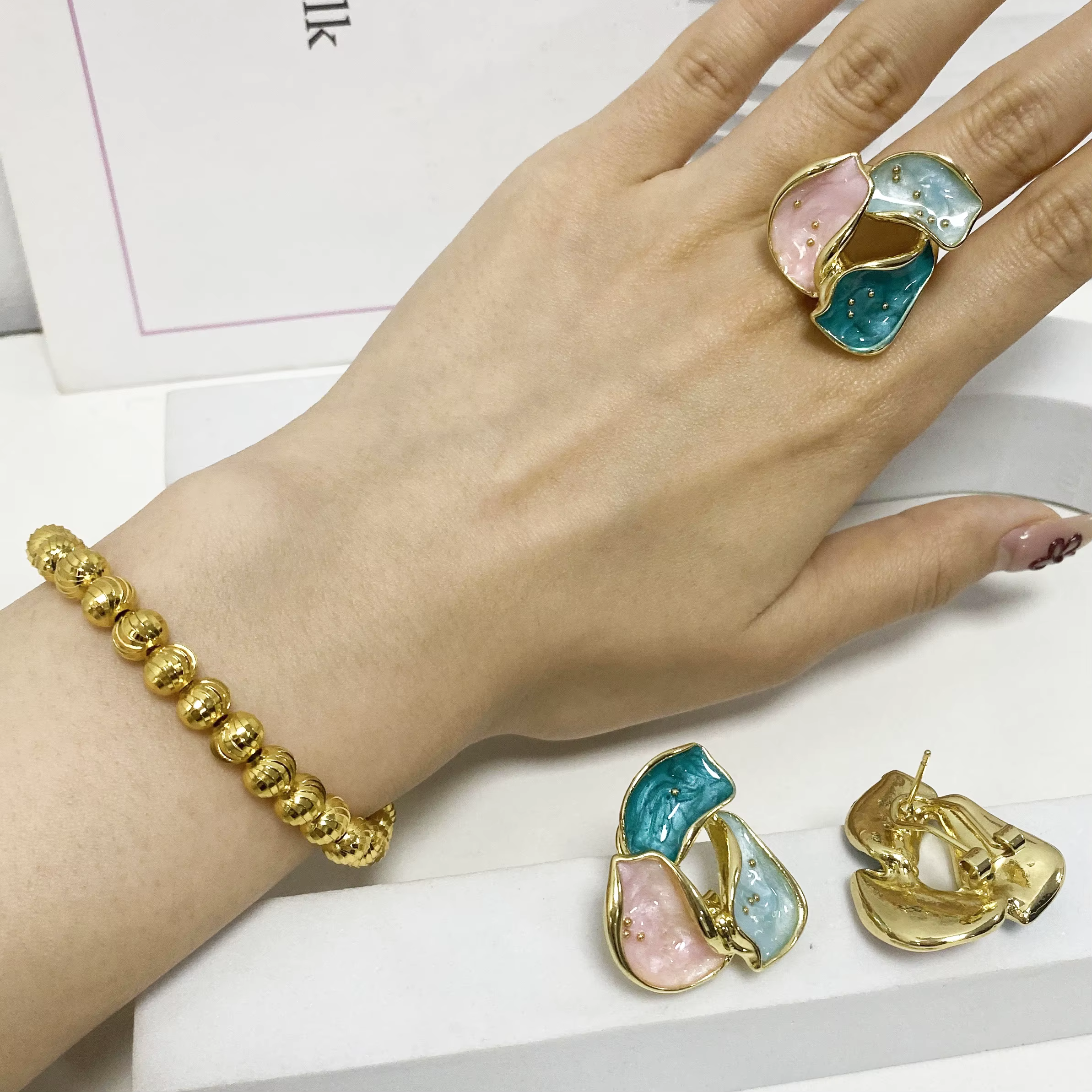 Boucles d'oreilles colorées, bague couleur or, bracelet pour femmes, ensemble de bijoux tendance du 