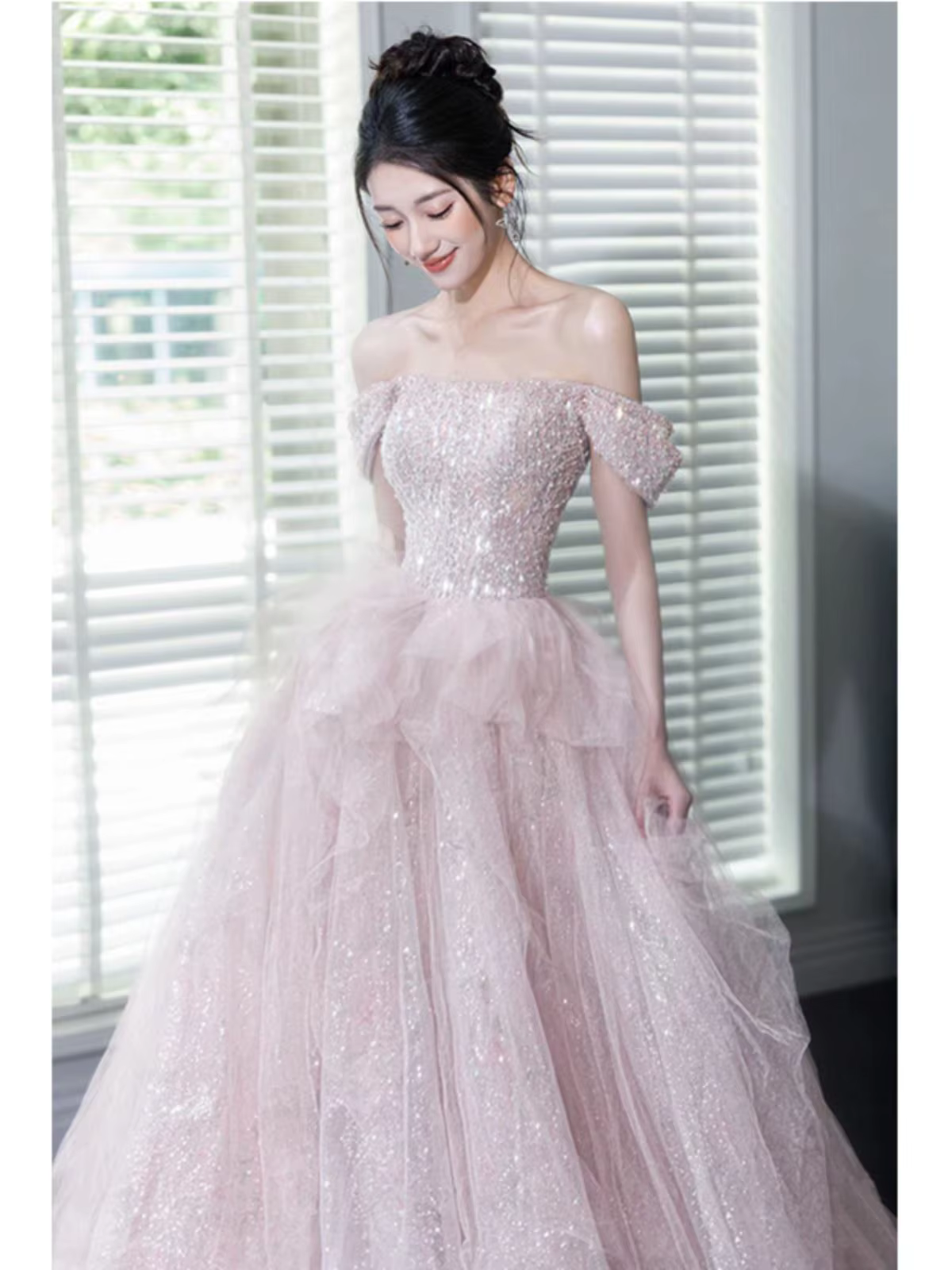 Robe de mariée rose à paillettes, jupe longue queue de poisson