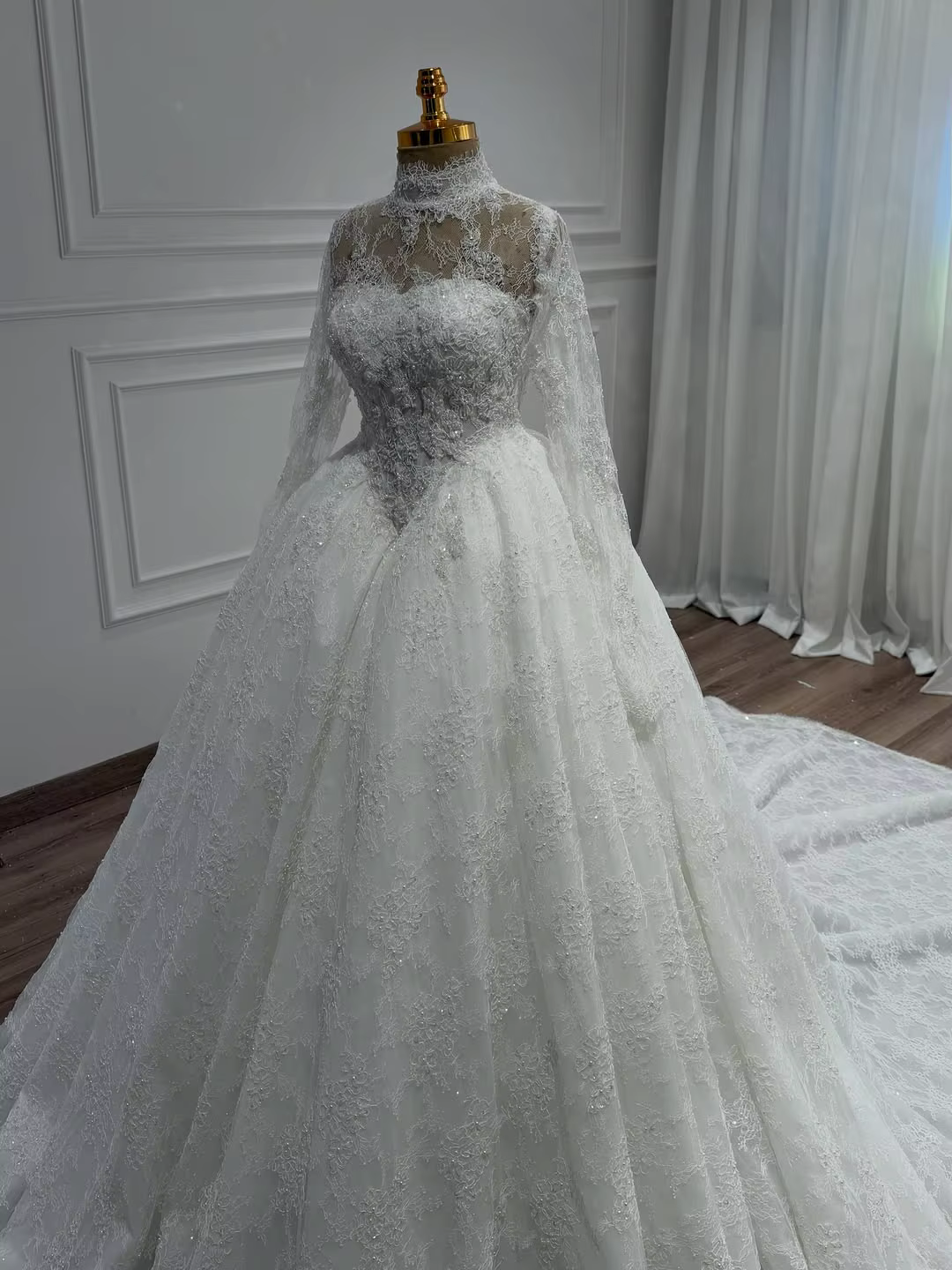 Robe de mariée de luxe à col montant en dentelle avec manches longues, robe de mariée princesse roya
