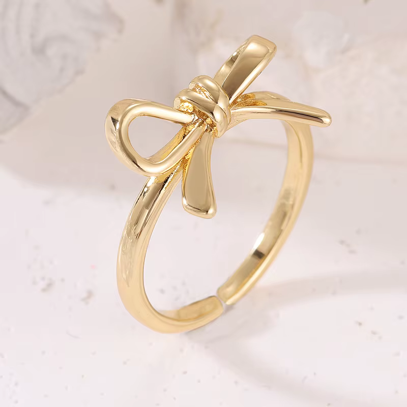 Bague dorée ajustable élégante et délicate pour femme, avec nœud papillon tendance, idéale pour les 