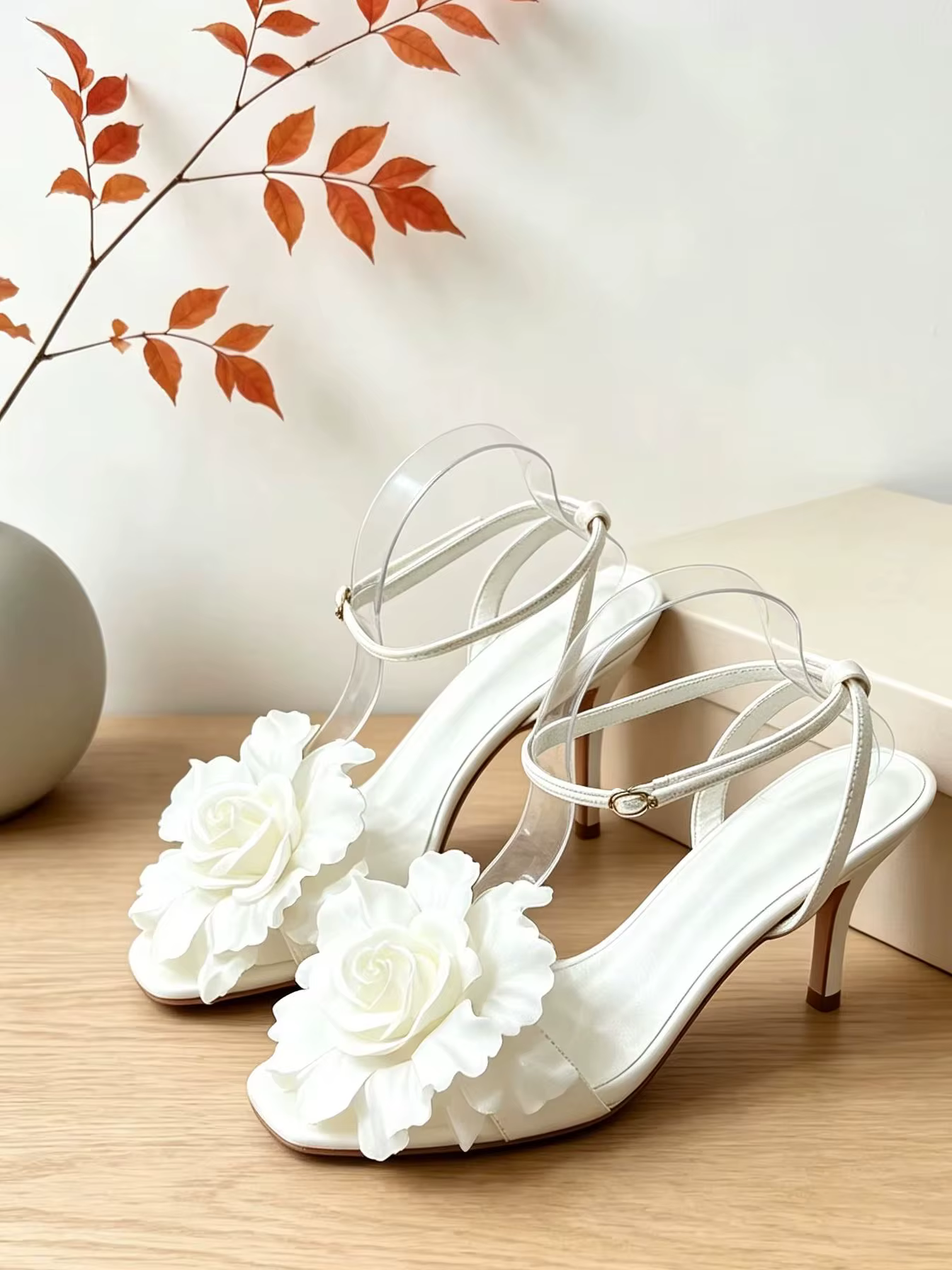 Escarpins blancs en satin à bout ouvert pour femme, talons aiguilles, bride cheville, motif grande r