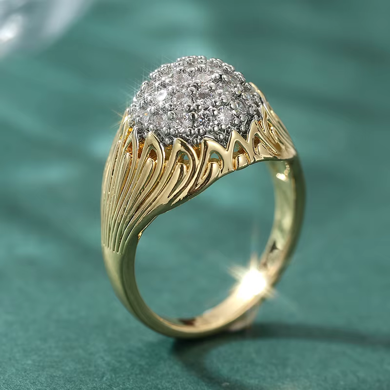 Bague plaquée or pour femme au design élégant avec zircone synthétique étincelante sertie à griffes 