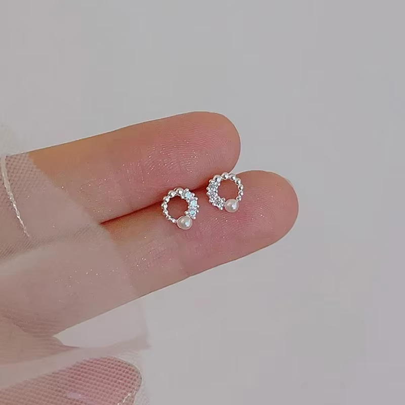 Boucles d'oreilles à clous en zircon et perles rondes géométriques chic couleur argent pour femmes, 