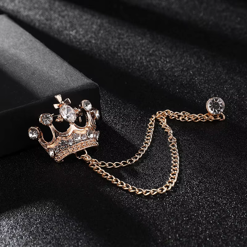 Broche couronne haut de gamme avec strass en cristal, chaîne à pompon, épingle à revers, Style brita