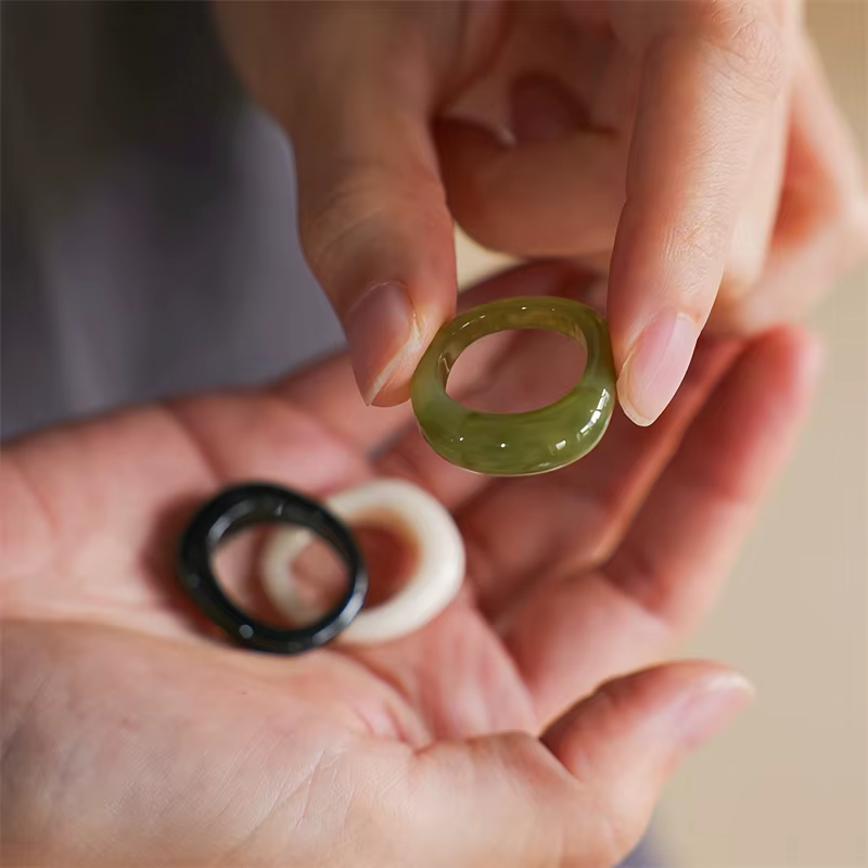 Ensemble de 3 bagues en résine blanche, noire et verte pour femme, empilables et adaptées à un usage