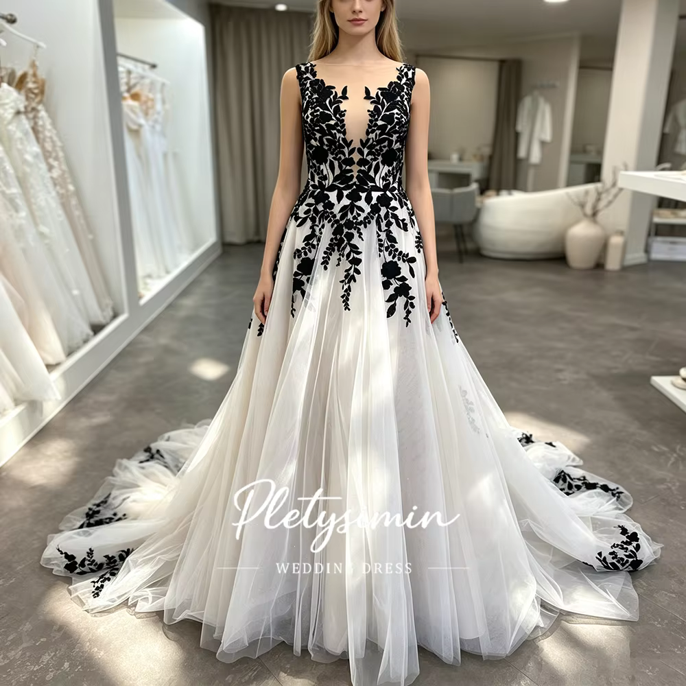 Robe de mariée gothique bohème en tulle coupe trapèze, col rond, avec appliques de dentelle florale 