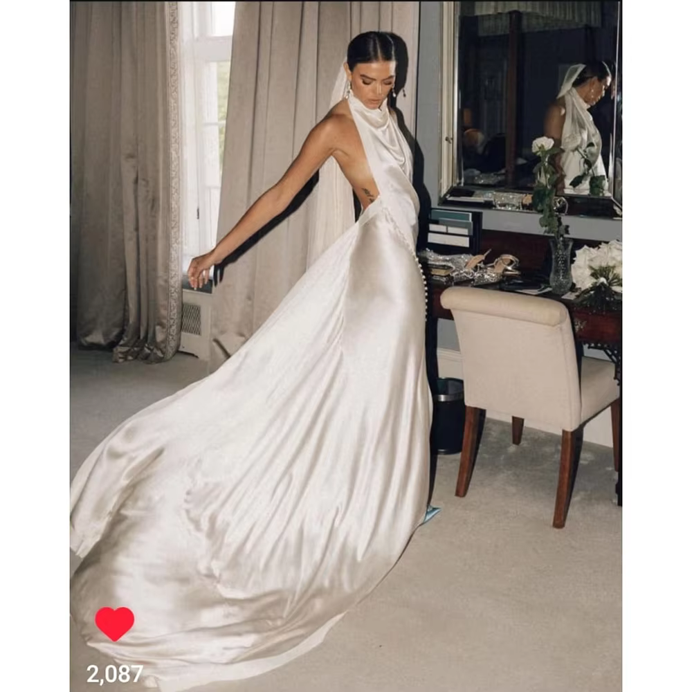 Robe de mariée sexy personnalisée sans manches, col halter, plissée, en satin, ornée de perles, coup