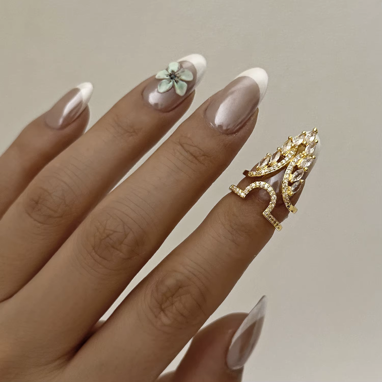 Bague à ongles exquise incrustée de zircon CZ pour femme, design créatif, couronne de fleurs en cris