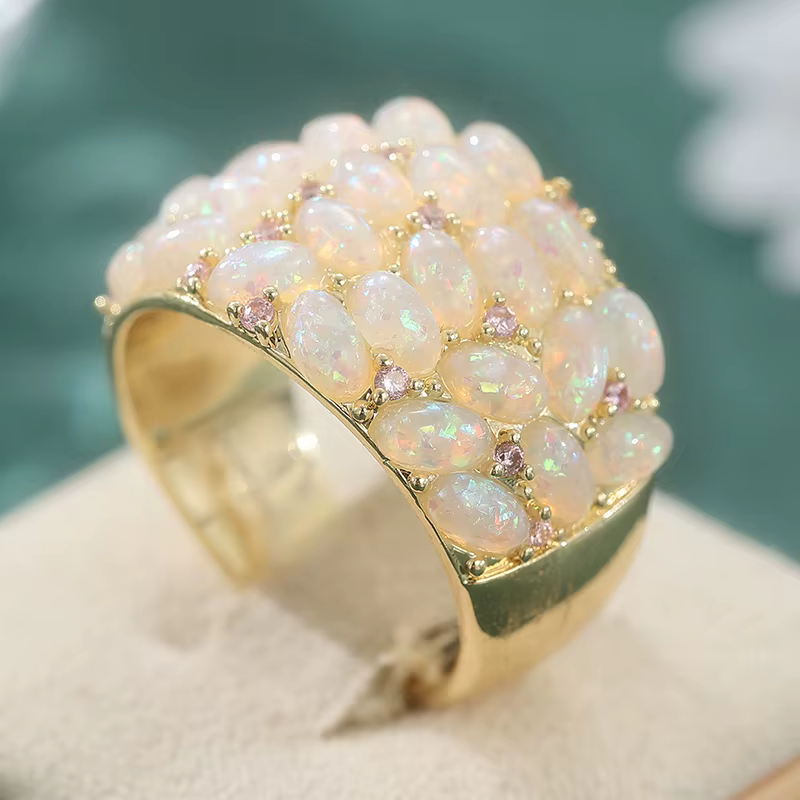 Bague large élégante et classique incrustée d'opale synthétique plaquée or pour femme, idéale pour l
