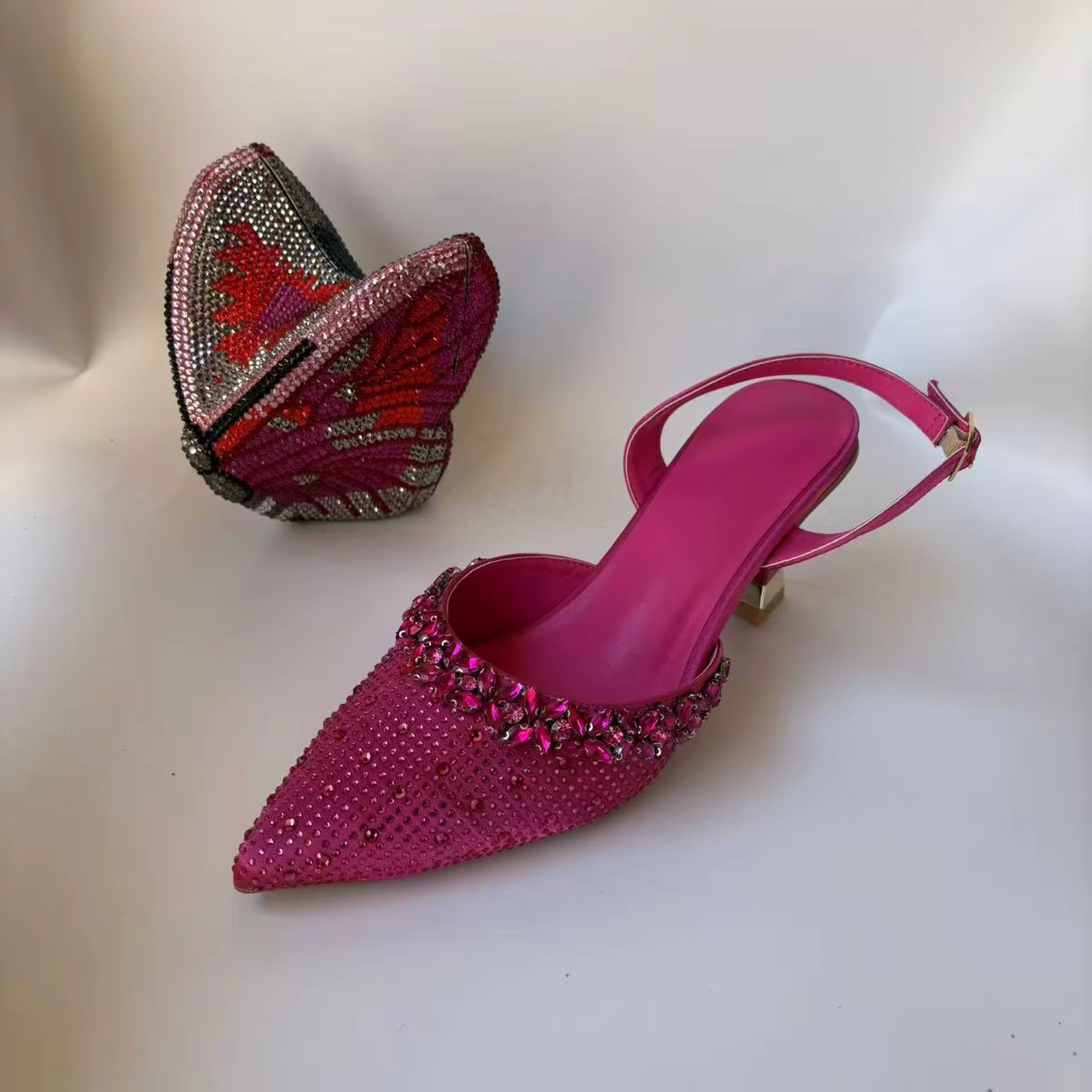 LNATISNOVA – robe de mariée nigériane en strass, chaussures à talons hauts rose vif, sandales à talo