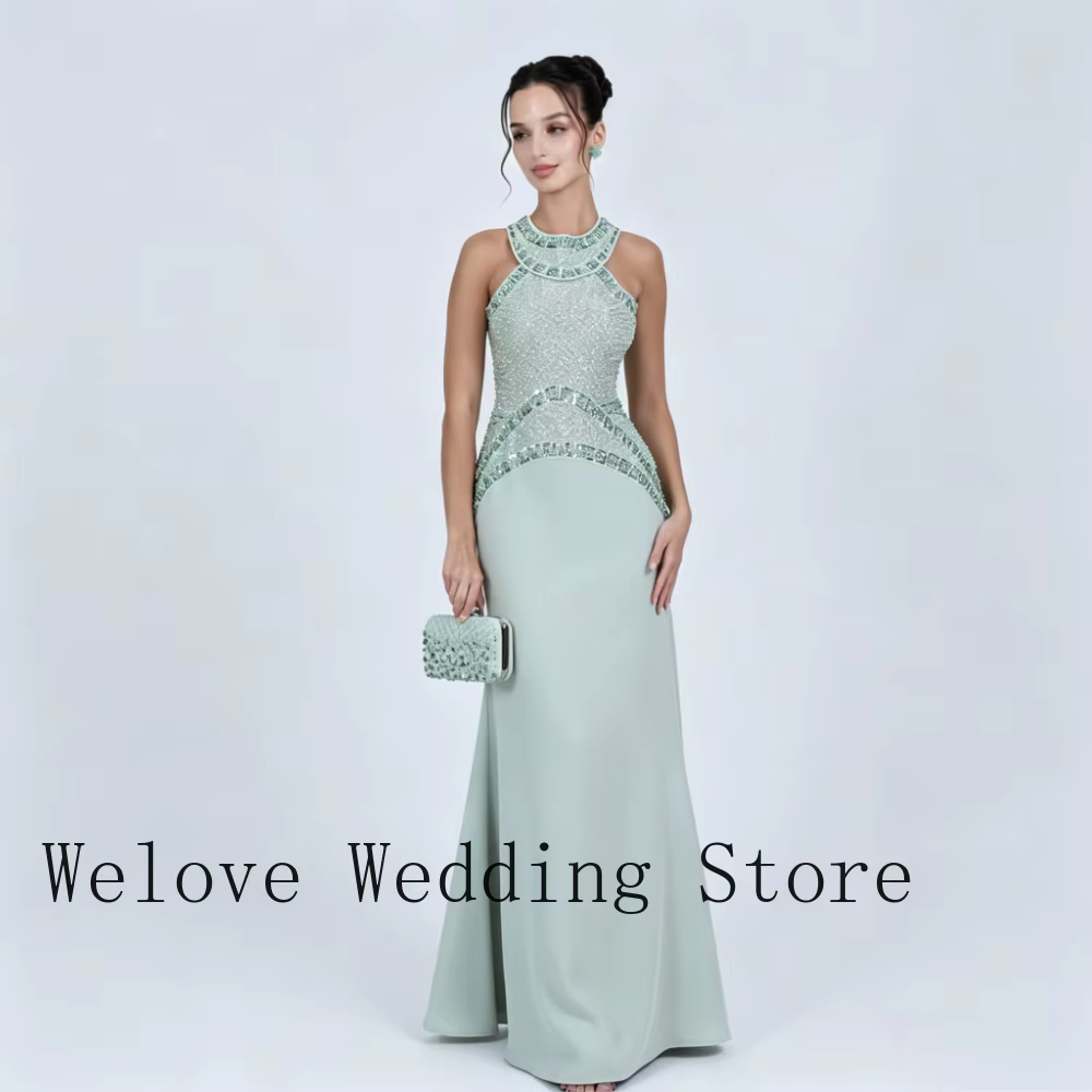 Robe de soirée formelle verte avec col halter haut, sans manches, corsage entièrement perlé, détail