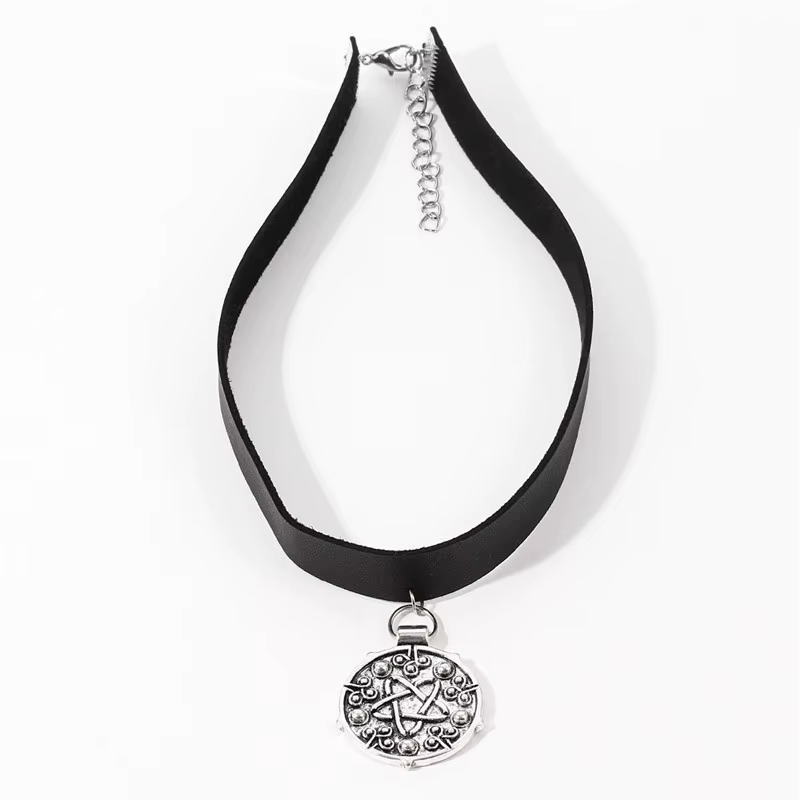 Collier Punk Yennefer avec Pendentif Médaillon, Ras-de-cou en Cuir Noir, Chaîne Gothique pour Cospla