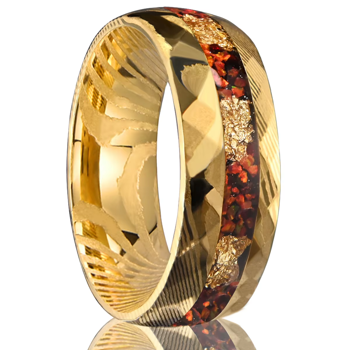 Bague en acier damas plaqué or 18 carats martelé de 8 mm incrustée d'opale rouge et de feuille d'or,