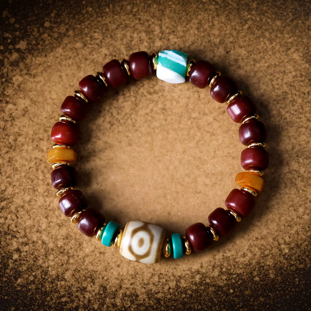 Bracelet de style tibétain en perles de sang et d'os avec perle Dzi à trois yeux en or noir et agate