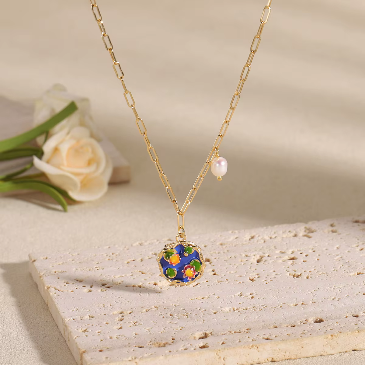 Collier pendentif fleur émaillée vintage français pour femme, chaîne maillons trombone perle baroque