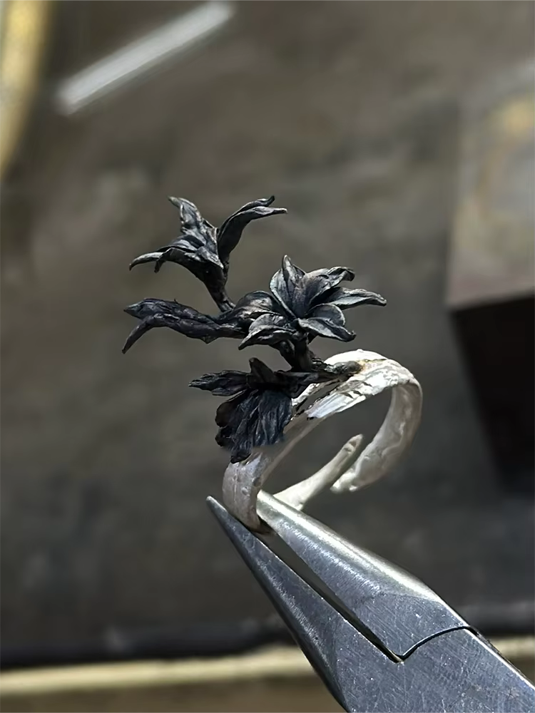 Bague unisexe sculptée motif fleur sombre en alliage de cuivre, accessoire de doigt audacieux pour f