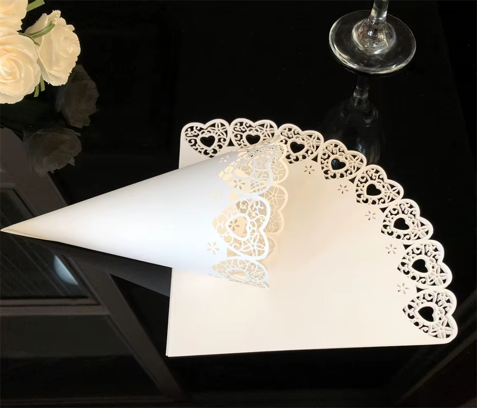 Cônes de confettis en dentelle découpés au laser, coeur d'amour, cadeaux de fête de mariage, fournit