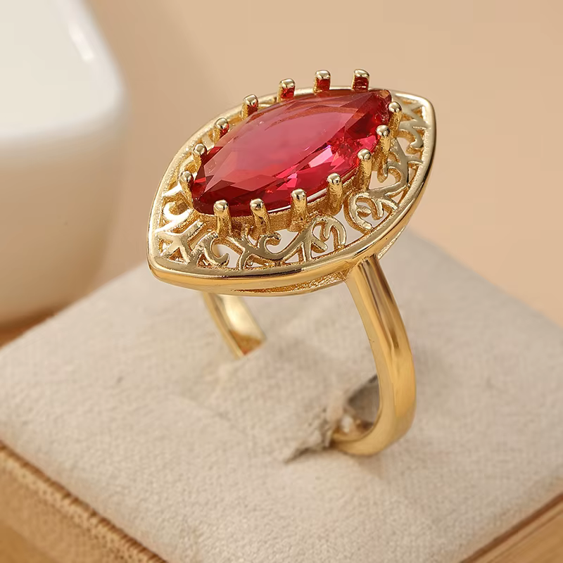 Magnifique bague pour femme en or incrusté de CZ rouge, géométrique et ajourée, pour le quotidien et