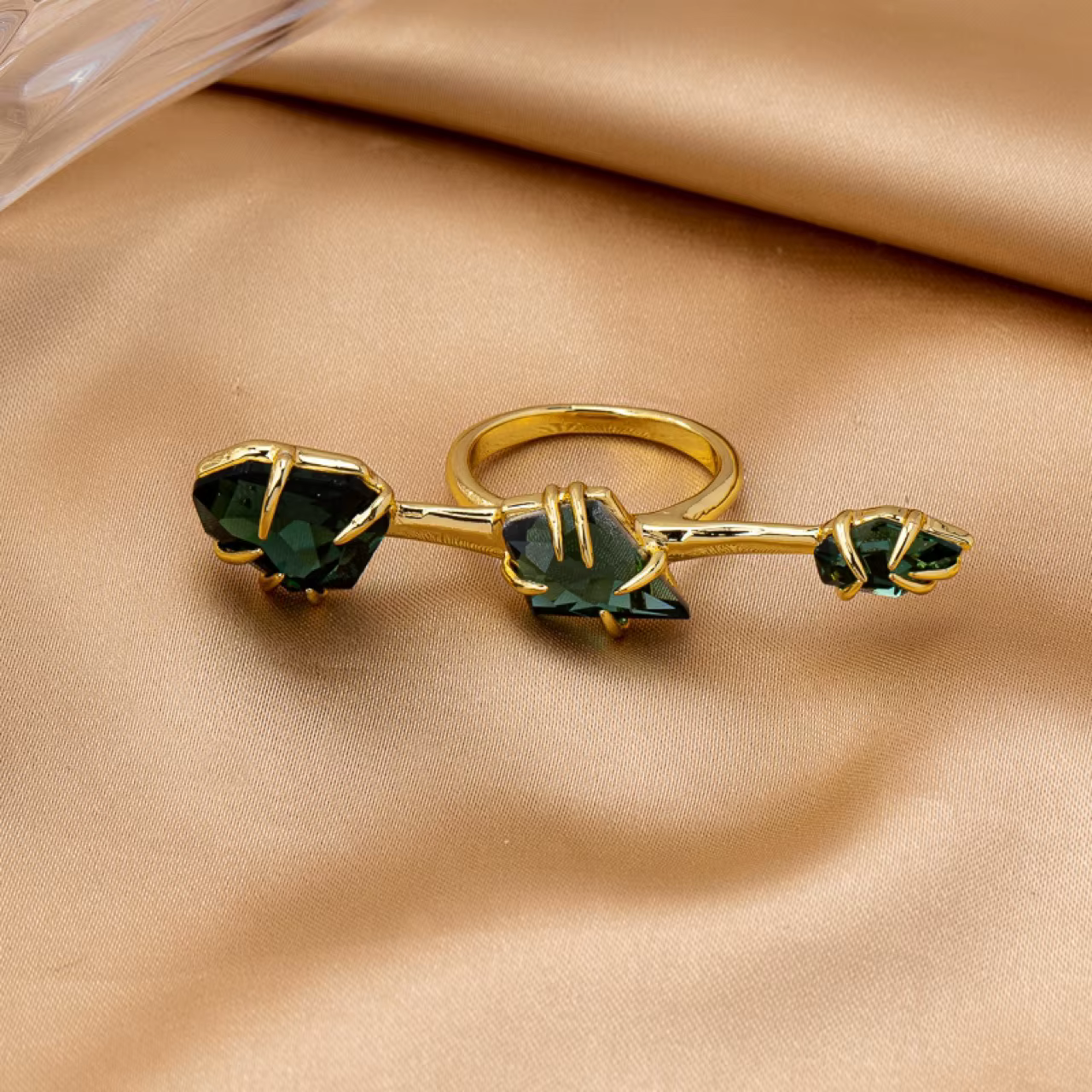 AB Original Design a conçu une bague irrégulière multi-pierres plaquée or cuivre, à la fois tendance