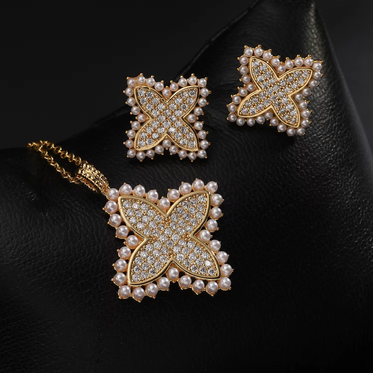 Parure Collier et Boucles d'Oreilles Trèfle Plaqué Or avec Perles et Zirconiums Cubiques pour Femme,