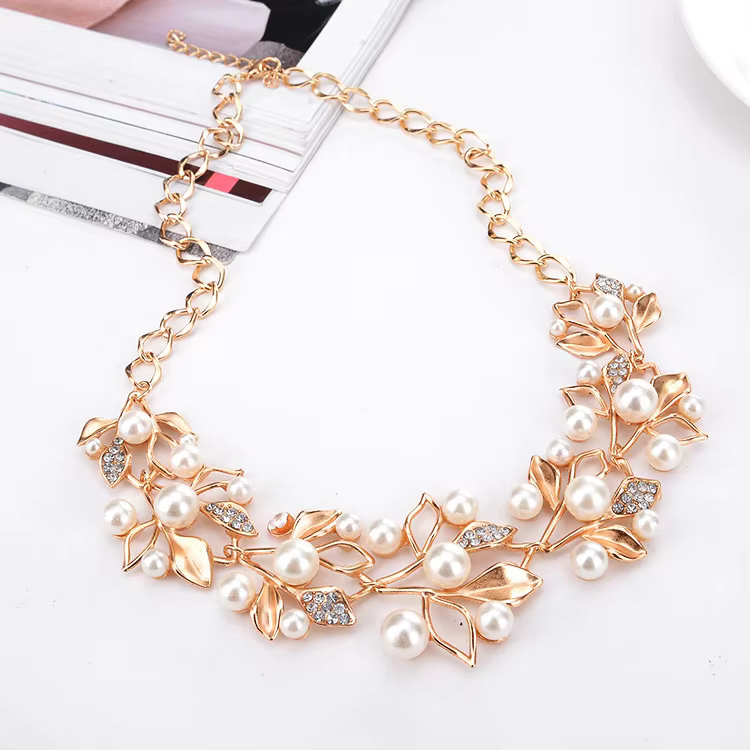 Ensemble collier et boucles d'oreilles tendance - bijoux métalliques, diamants étincelants et perles