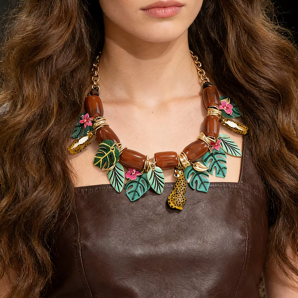 Collier ras du cou bohème tropical haut de gamme, fait main, avec accents en émail et motifs léopard