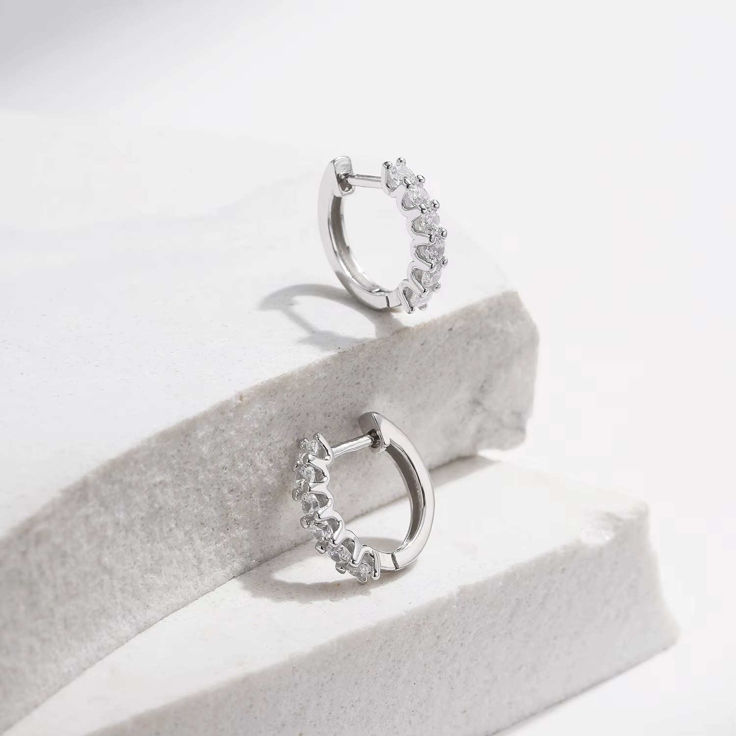 MODIAN D couleur Moissanite petites boucles d'oreilles en argent Sterling 925 creux scintillant bouc