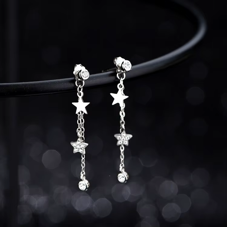 Boucles d'oreilles clous exquises en zircon avec pendentif étoile couleur argent et pompon pour femm