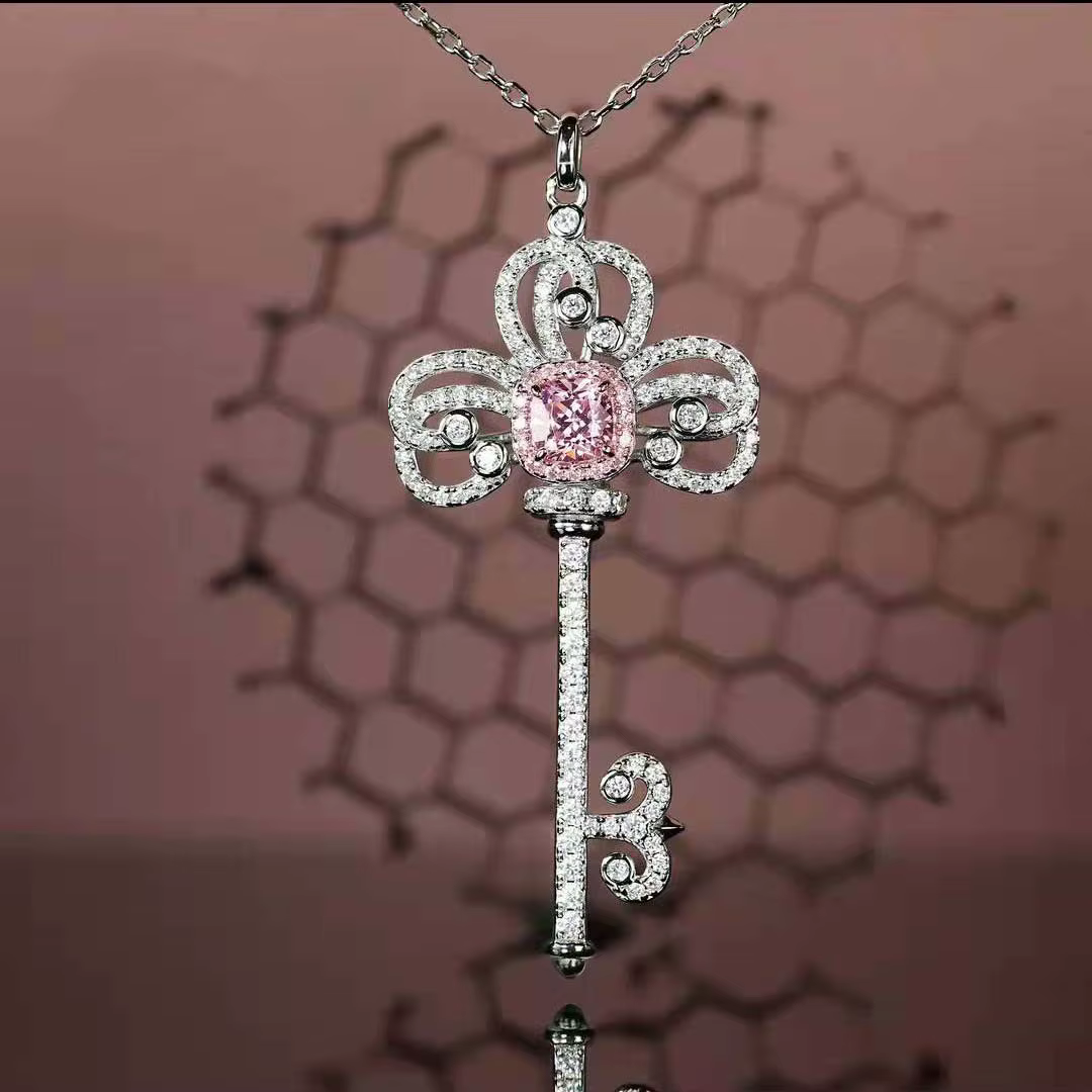 Collier Pendentif Clé Fleur d'Iris en Zircon Tendance, Modèle 2026, Bijou Exquis en Argent pour Femm