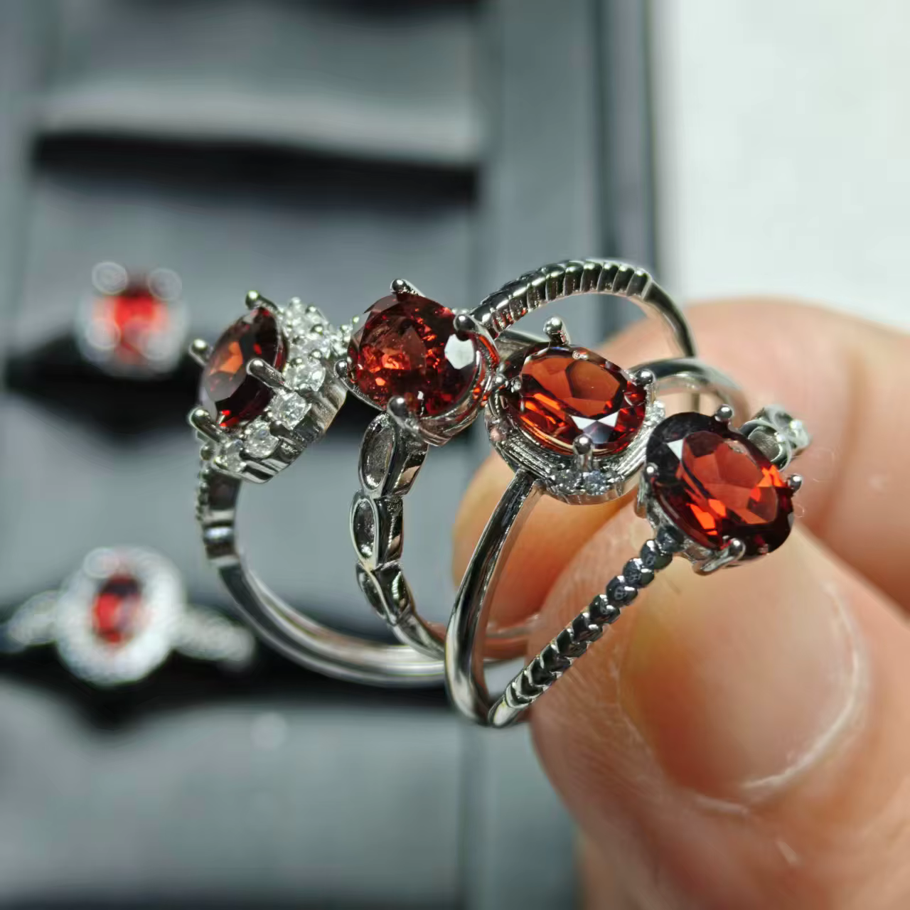 wholesale Naturel Nouveau grenat rouge ovale à facettes divers types Conception de bague Tendance et
