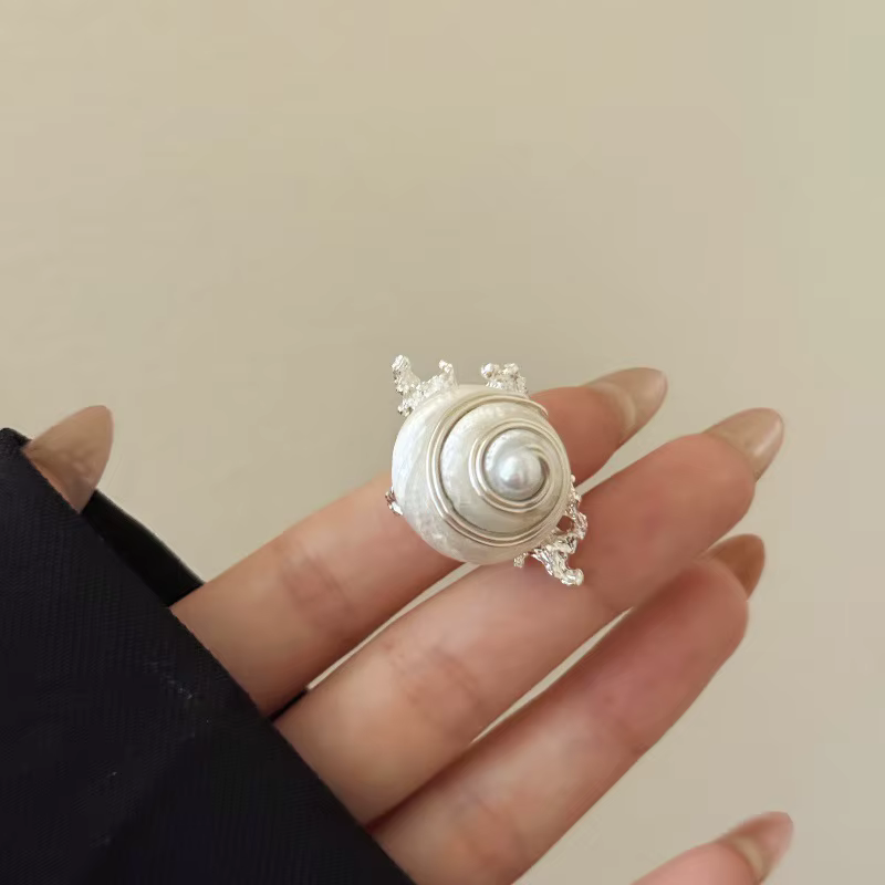 Bague ouverte en coquille d'escargot de mer naturelle, faite à la main, enroulée de fil, avec perle,