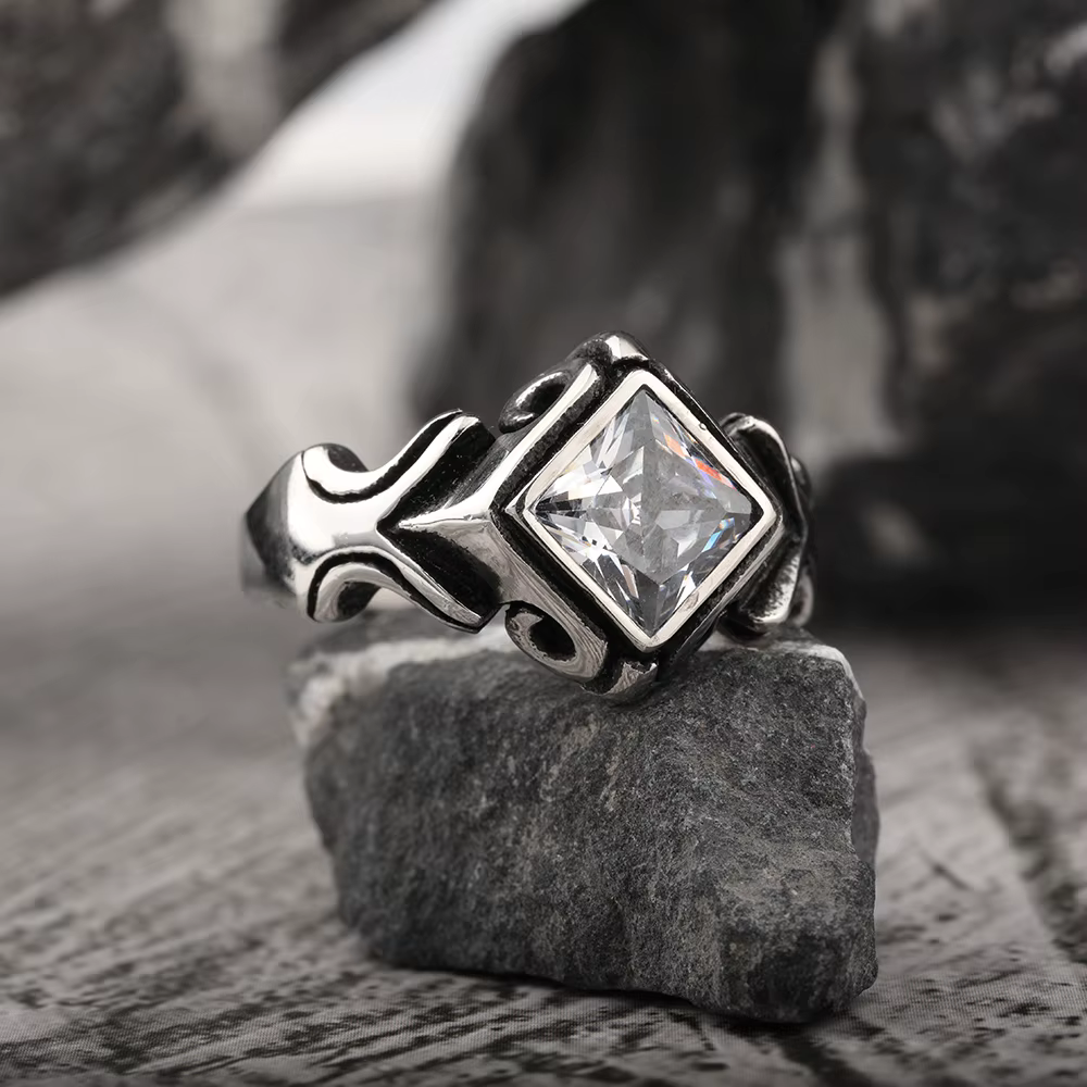 Keisha Lena 2023 Nouvelle bague rétro vintage faite à la main en acier inoxydable incrustée de zirco