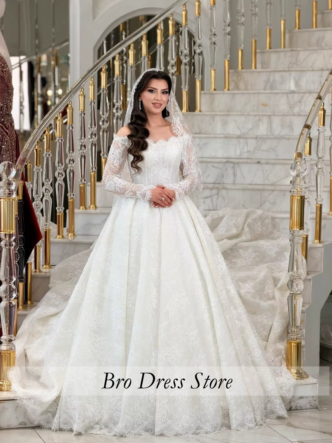 Robe de mariée de Dubaï sur mesure, exquise, élégante, à épaules dénudées, manches longues, ornée de
