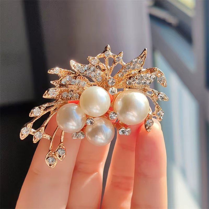 Broches de luxe en perles de cristal pour femmes, à la mode, en strass exquis, pour robe, vêtements,