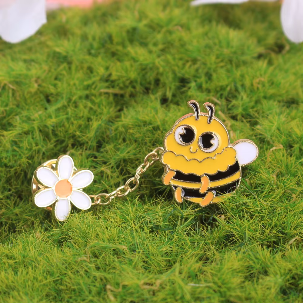 Broche abeille et marguerite" avec chaîne |   Conception contrastée jaune/noir |   Bijoux printemps-