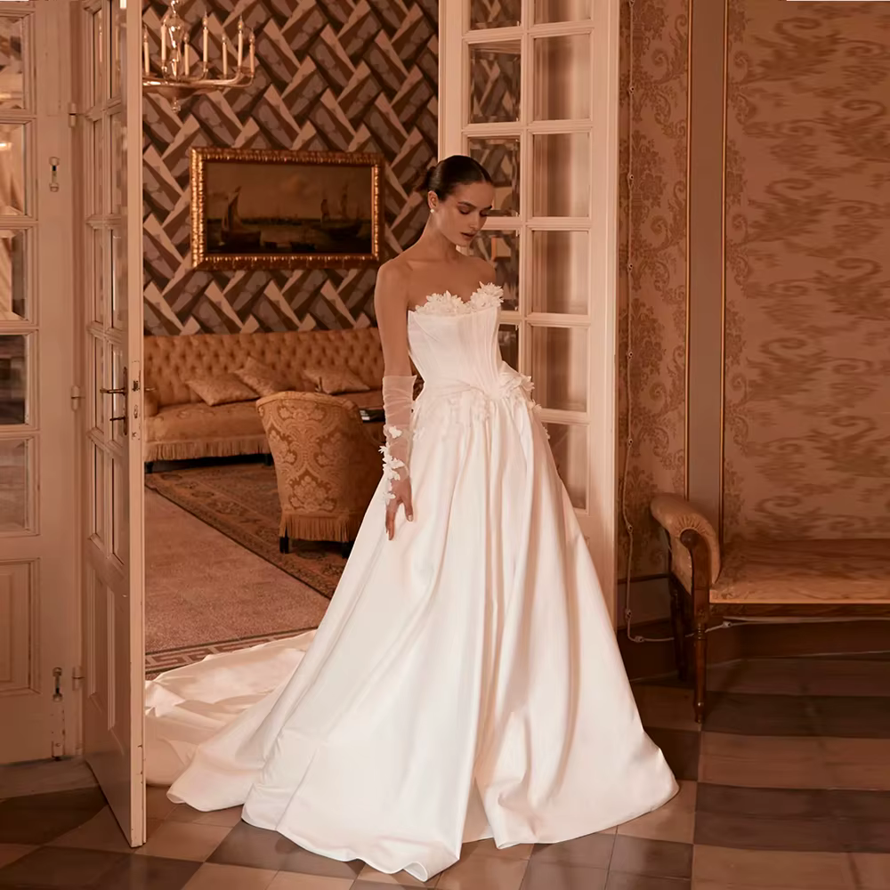 Robe de mariée de luxe en satin, style robe de bal, avec corset floral, bustier, coupe princesse et 