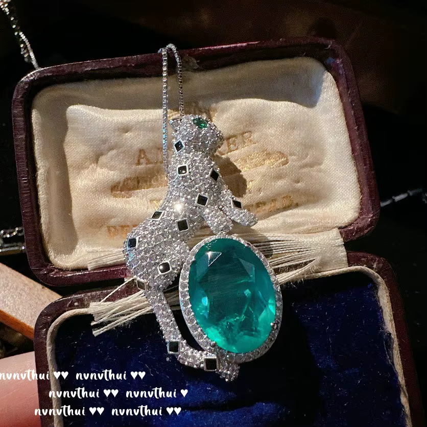 Collier pendentif léopard en pierres précieuses émeraude taillées ovales de luxe avec JOWomen, tour 