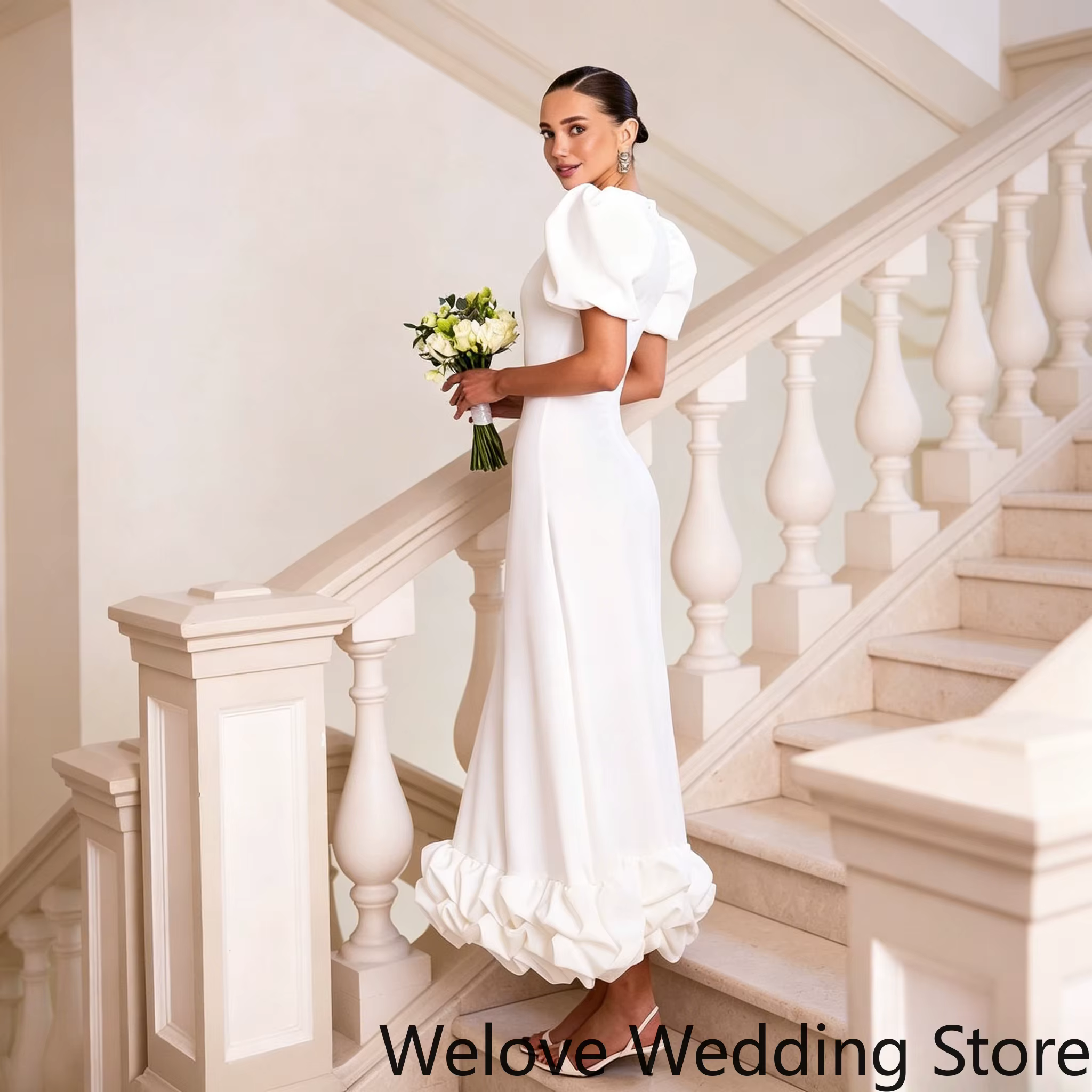 Robe de mariée blanche élégante et moderne, avec des manches bouffantes volumineuses, un corsage aju