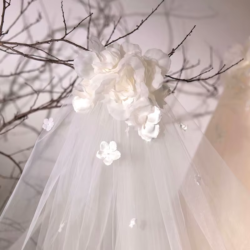Voile de mariée rouge à pétales de fleurs françaises