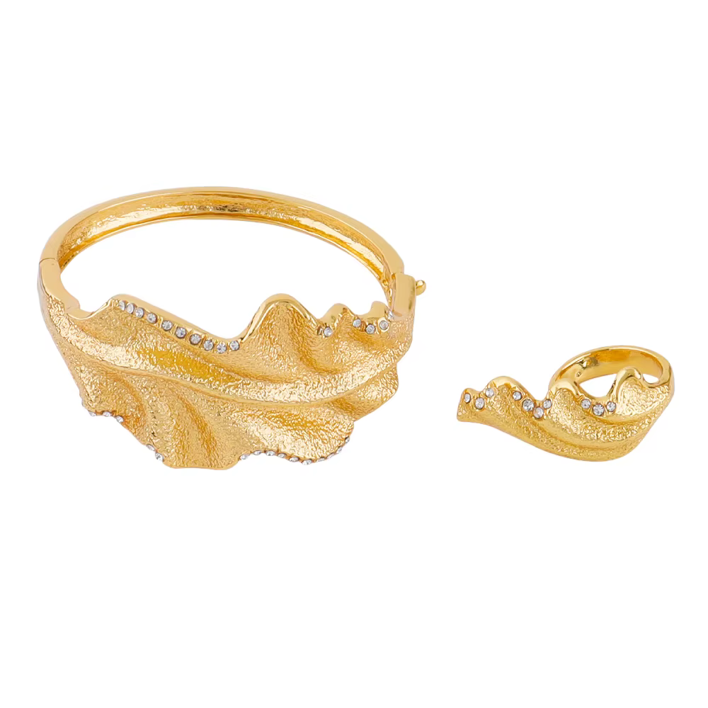 Ensemble de bijoux luxueux en alliage de cuivre, comprenant un bracelet et une bague gravés en forme