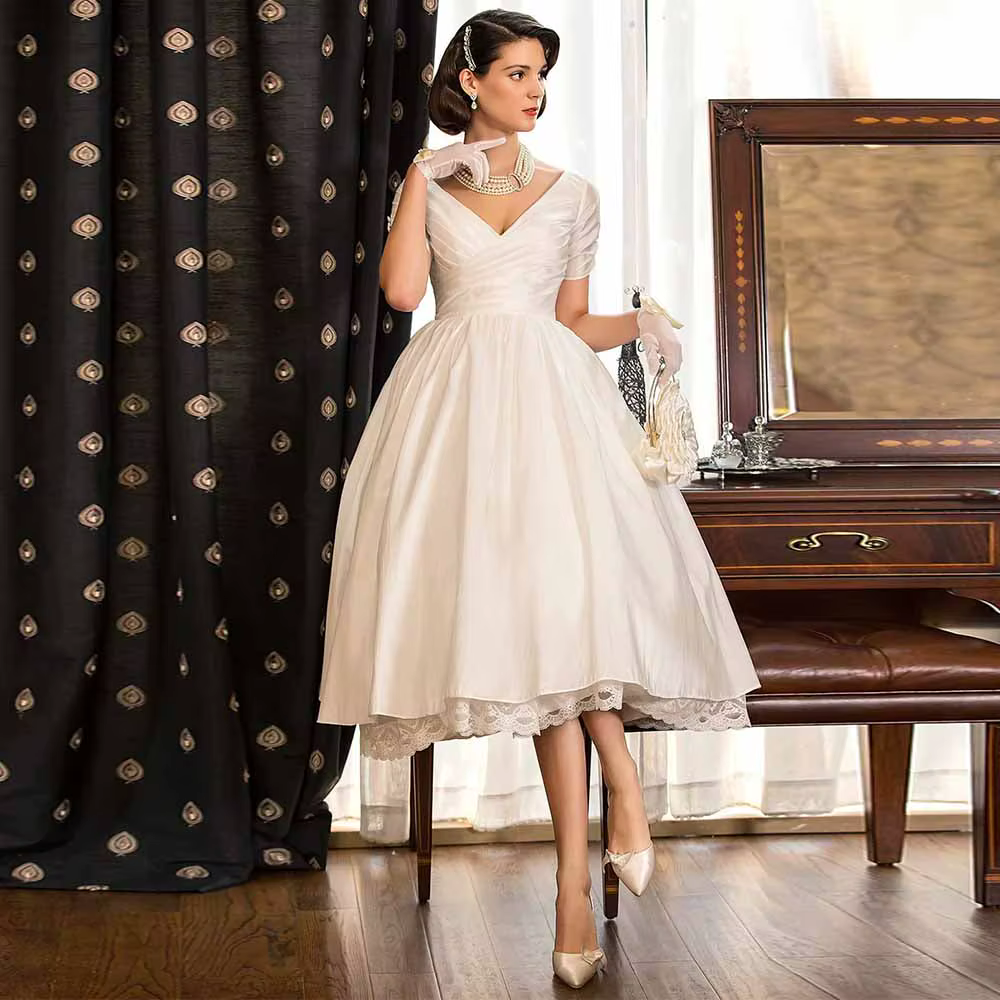 Robes de mariée personnalisées en satin, coupe trapèze, couleur ivoire, col en V, plissées, froncées