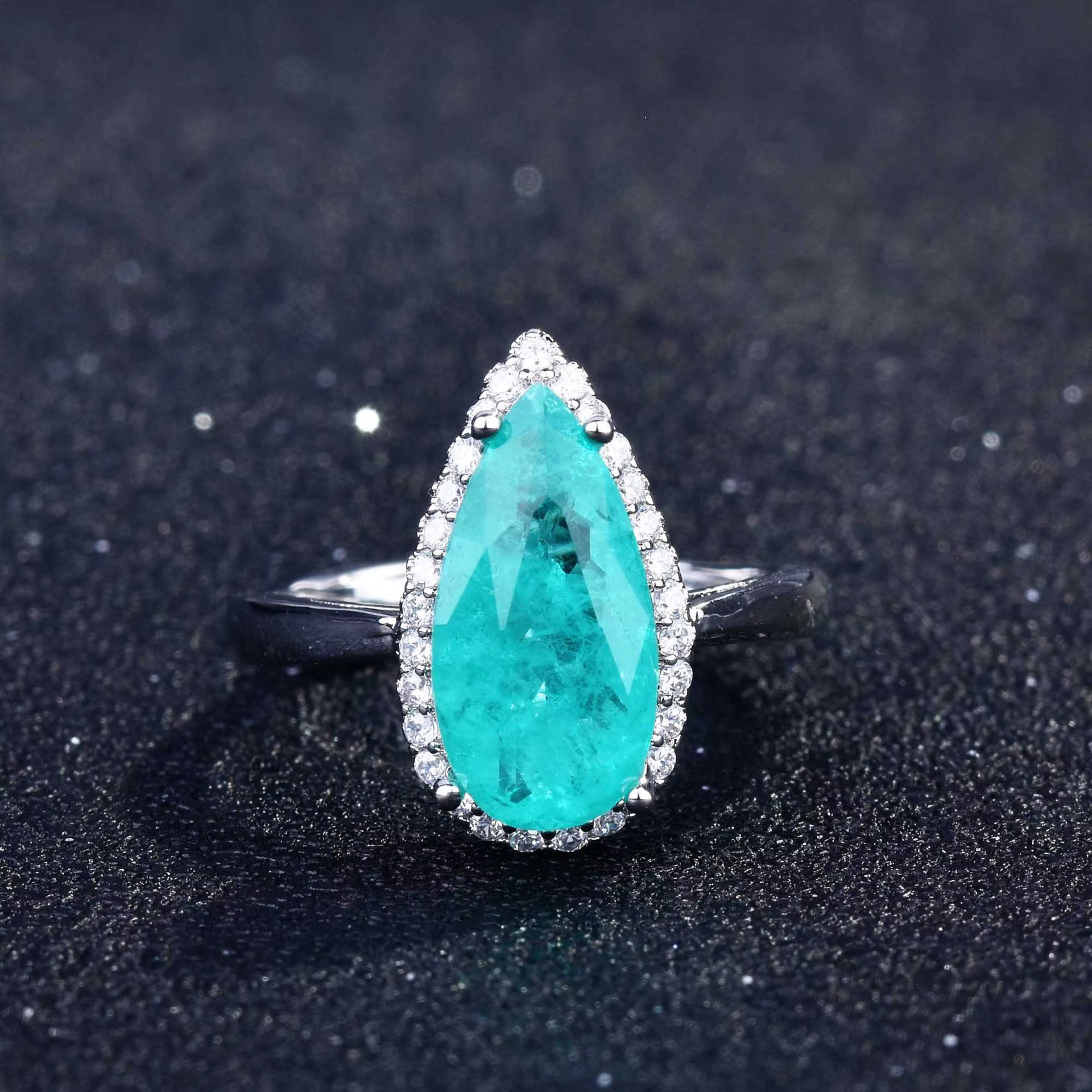 Un ensemble de bijoux en argent luxueux de forme géométrique avec pierres précieuses Parairaite pour