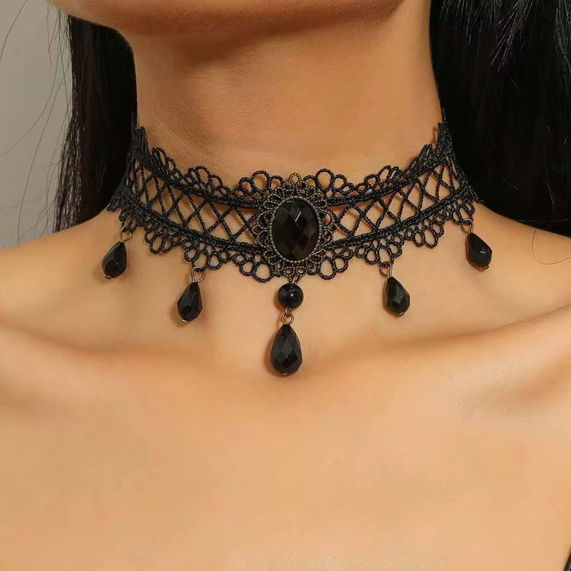Collier ras du cou Vintage en dentelle noire pour femmes, chaîne classique avec pompon en cristal et