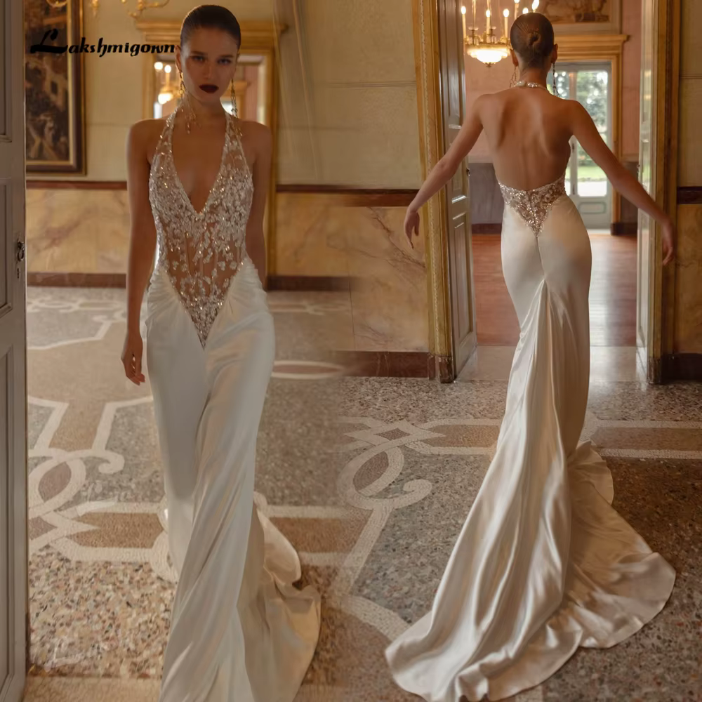 Robe de mariée sirène luxueuse en satin brillant, col halter, dos nu en V profond, corsage transpare