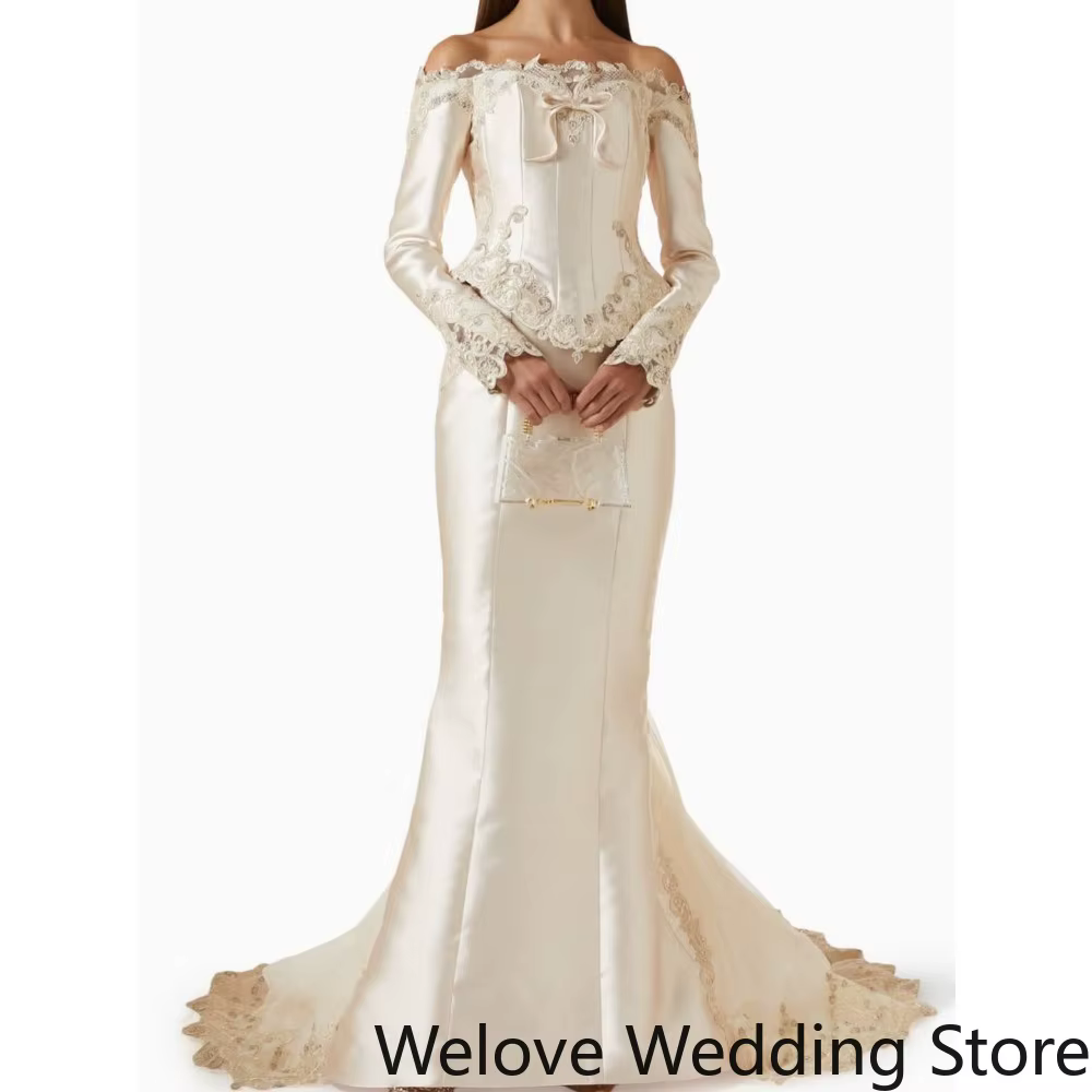 Robe de mariée de style victorien ivoire avec décolleté épaules dénudées, manches longues, corsage s