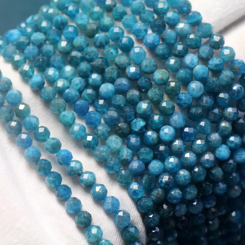 Fil de perles rondes et cubiques à facettes en Apatite bleue naturelle (2 brins/ensemble), absorbe l