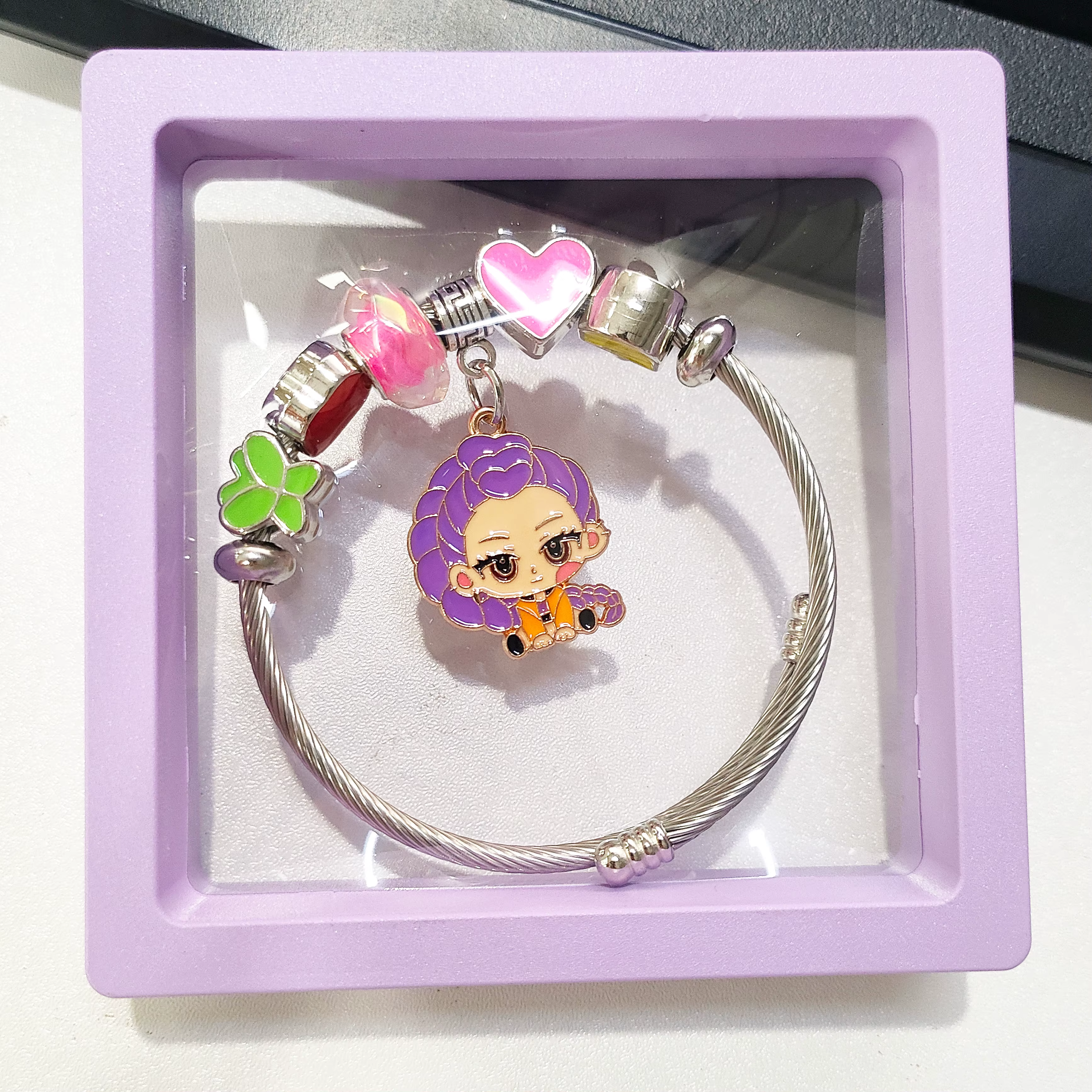 Bracelet à breloques Kawaii Anime Girl, pendentif personnage aux cheveux violets/roses, bracelet aju