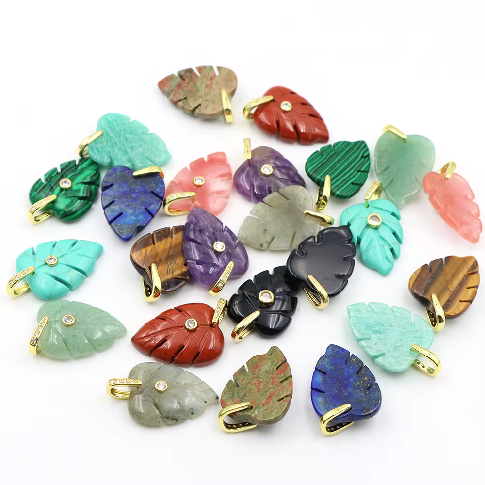 Pendentif Feuille en Pierre Naturelle de Guérison avec Zircon Blanc et Breloque Plaqué Or pour Colli